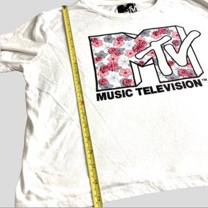 MTV Crop Cotton Tee Shirt Vintage Style With Appliqué Flowers Junior LG.